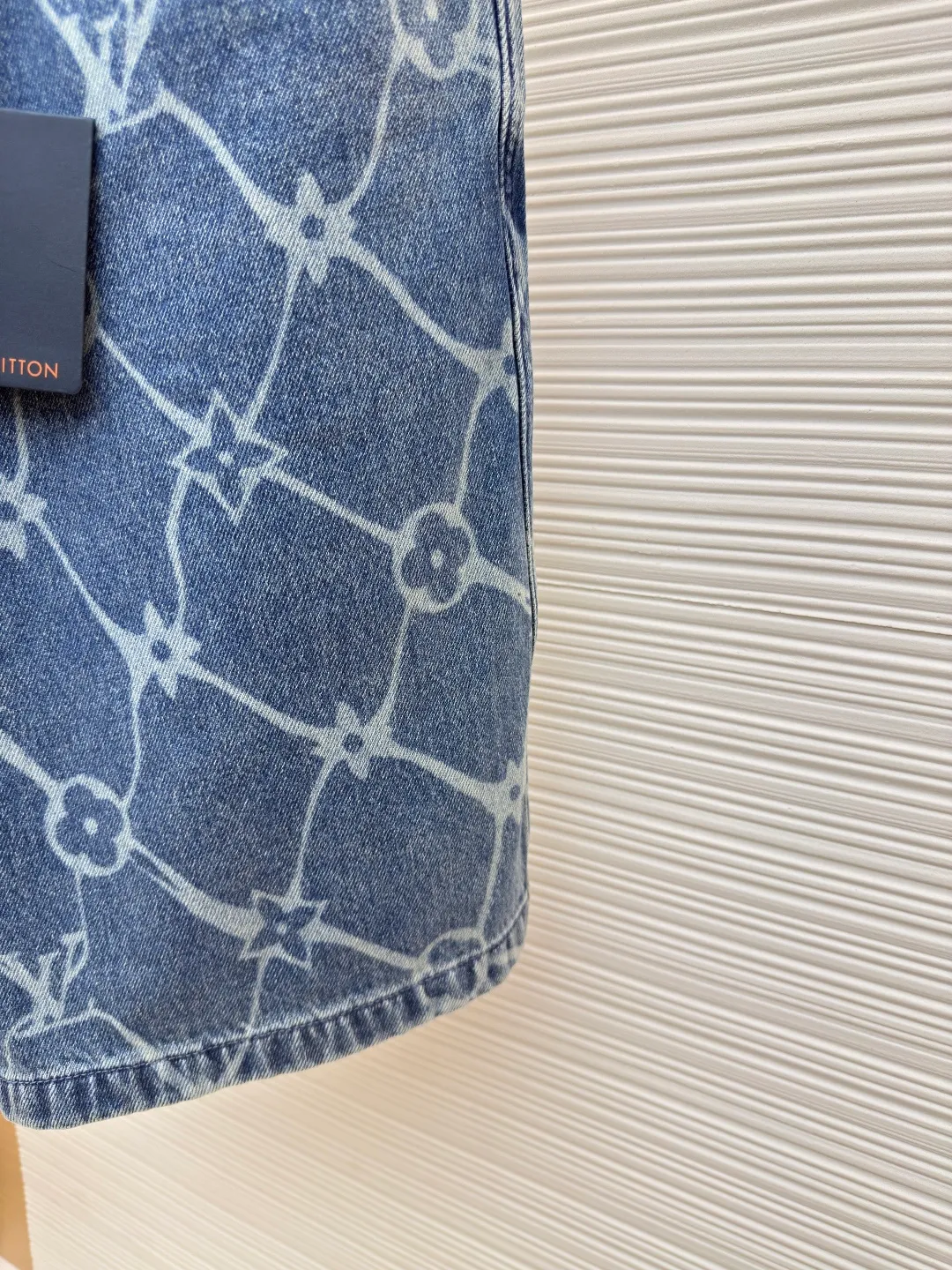 LOUIS VUITTON starry sky presbyopic denim shorts ●Authentic product: purchased and developed for 14600 ●Item number: 1680365-B30 ●Fabrics: cotton denim fabric ●Technology: laser engraving ●Version: fitted version ●Weight: about 440 grams ●Size: 30-31-32-33 ●Description: The fabric is made of 7s*7s twill cotton denim, and the weft yarn is made of compact siro-spun raw cotton yarn. The raw cotton yarn has better strength than the back-spun cotton. It is not easy to produce holes in the later washing water and the raw cotton feels crisp. The Y version is purchased to scan the entire trousers cutting pattern, and the piece of cloth is positioned to cover the pattern, using laser Light engraving process is used to burn out the pattern, the front zipper is restored, the front small pocket is restored, and the back double pocket is restored. The ready-made garments are washed with fried sand, and sea salt and sea sand are added as potassium permanganate additives in the tank. The flower pattern is nostalgic in the later washing process. The mold is made to make a bronze cylindrical I-shaped buckle, and all the bones are round rivets. The overall wiring is straight and delicate, the fabric is comfortable and soft, and the color is consistent without color difference. It can be matched with the same style to create a fashionable look and control various occasions. Customized accessories, complete with three standards, same style for men and women!